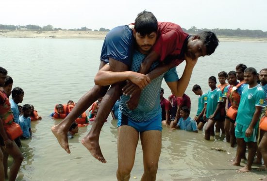 ndmaindia's tweet image. To make India disaster-resilient, the #AapdaMitra initiative is ready to be expanded to cover more than 350 districts with more than 1 lakh volunteers! 

Read more about the initiative: bit.ly/2SJlBSD

#ReformPerformTransform #HarKaamDeshKeNaam #KnowYourNDMA