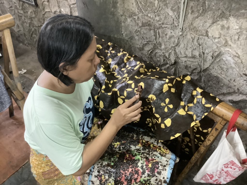 あずま袋物に使ったチャップ生地は3種。うち1種類はプラナカンタイル文様の色とりどりのバティックです。手描きバティックの職人さんが丁寧に伏せています。