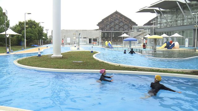 地震速報と地域のニュース 2年ぶり アクアパレット屋外プールオープン 愛媛 19日 松山中央公園にある市営プール アクアパレットまつやま の屋外プールが2年ぶりにオープンした 去年は新型コロナの影響で屋外プールの営業を中止していた 今年
