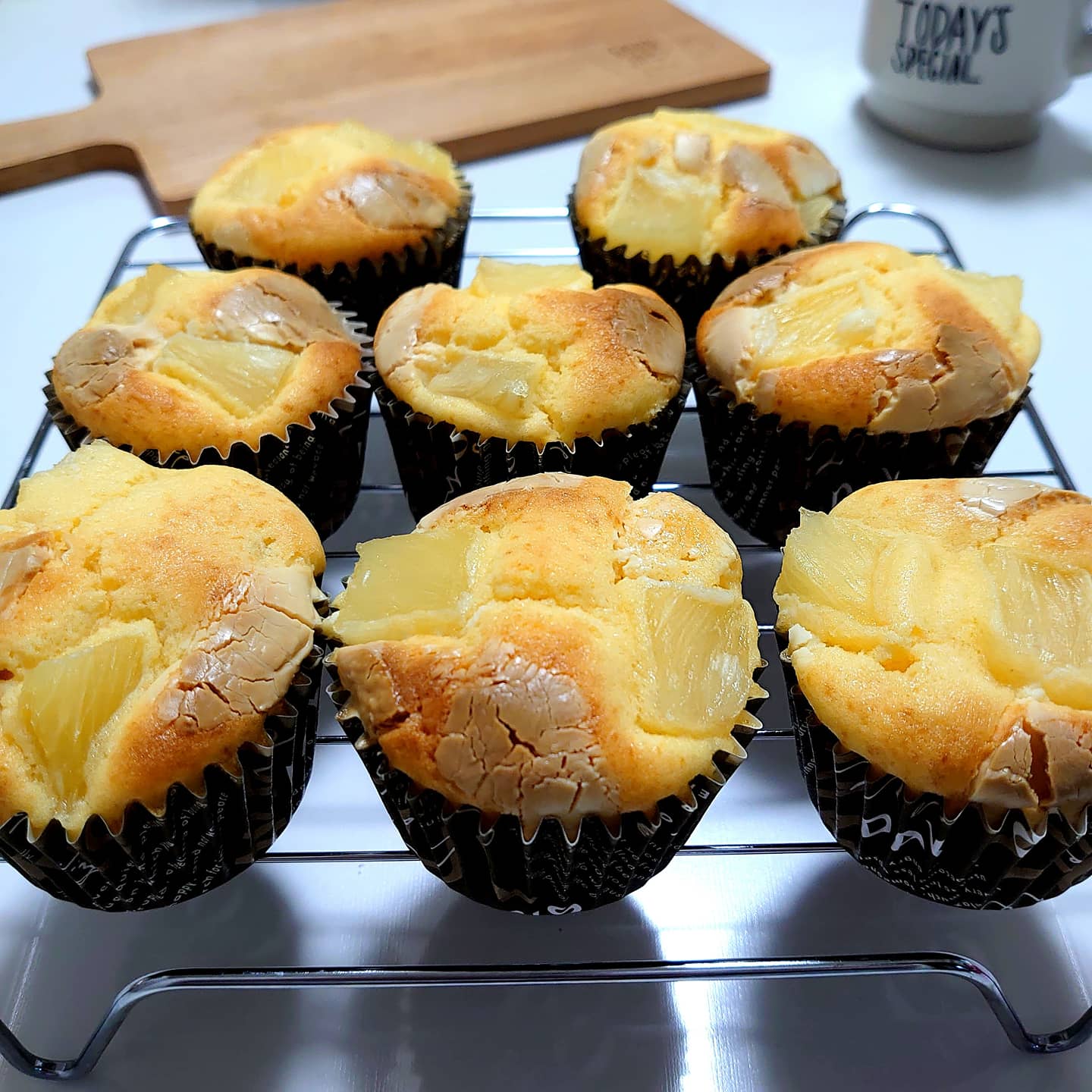 あゆ パイン ホワイトチョコマフィンも 完成 罒 明日おねえと姪っ子と 久しぶりに会うから渡すやつ 手作りお菓子 手作りマフィン パインマフィン ホワイトチョコマフィン お菓子作り好きな人と繋がりたい T Co Gr51iepkzi Twitter