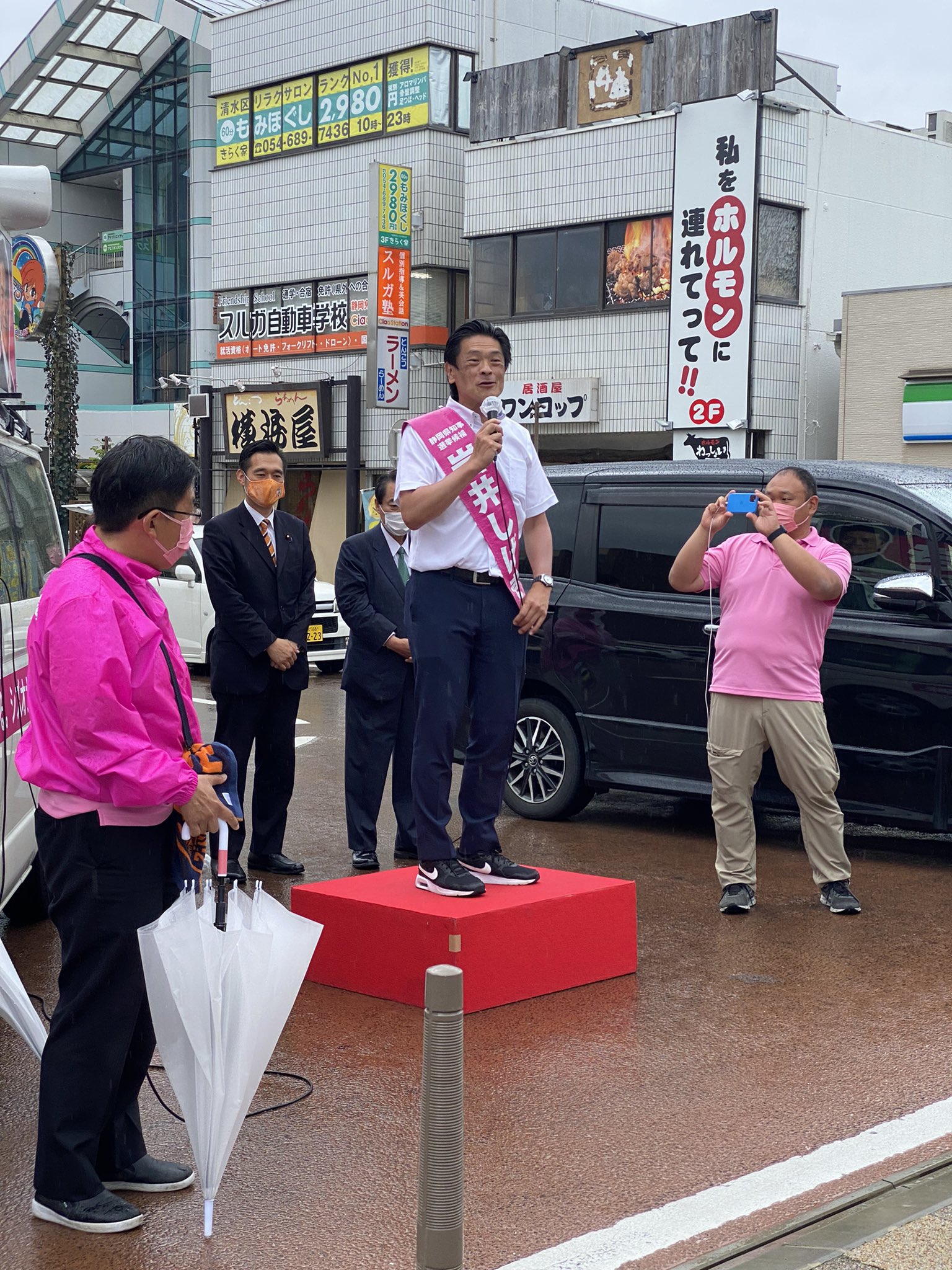 爛丸 静岡県知事選挙 今 草薙駅前に岩井しげきさんが街頭演説の為お見えになりました リニア コロナ対策 静岡の産業の活性化について必死に訴えていました 静岡の未来を担う新しい知事の誕生を望みます 静岡県の方是非 岩井さんに投票して 爛丸 静岡県知事選挙 今 草薙駅前に岩井しげきさんが街頭演説の為お見えになりました リニア コロナ対策 静岡の産業の活性化について必死に訴えていました 静岡の未来を担う新しい知事の誕生を望みます 静岡県の方是非 岩井さんに投票して