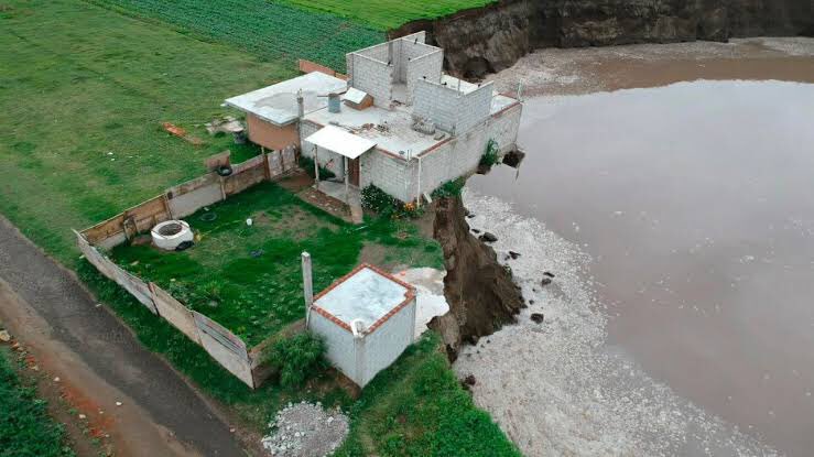 ExaArq's tweet photo. ¿Me pueden explicar por qué la casita del socavón en #Puebla no tiene ventanas en ninguno de sus lados? 🪟🤨 https://t.co/ngpQJfJqv4