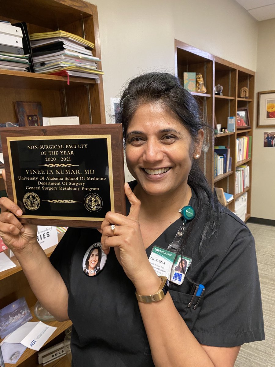 Congratulations ⁦<a href="/VineetaKumar8/">Vineeta Kumar</a>⁩ for this special award from ⁦<a href="/UABSurgery/">UAB Surgery</a>⁩ residents! Her excellence in teaching goes beyond nephrology!!! ⁦<a href="/UAB_NRTC/">UAB Nephrology</a>⁩ is proud of her recognition! ⁦@UABSOM⁩
