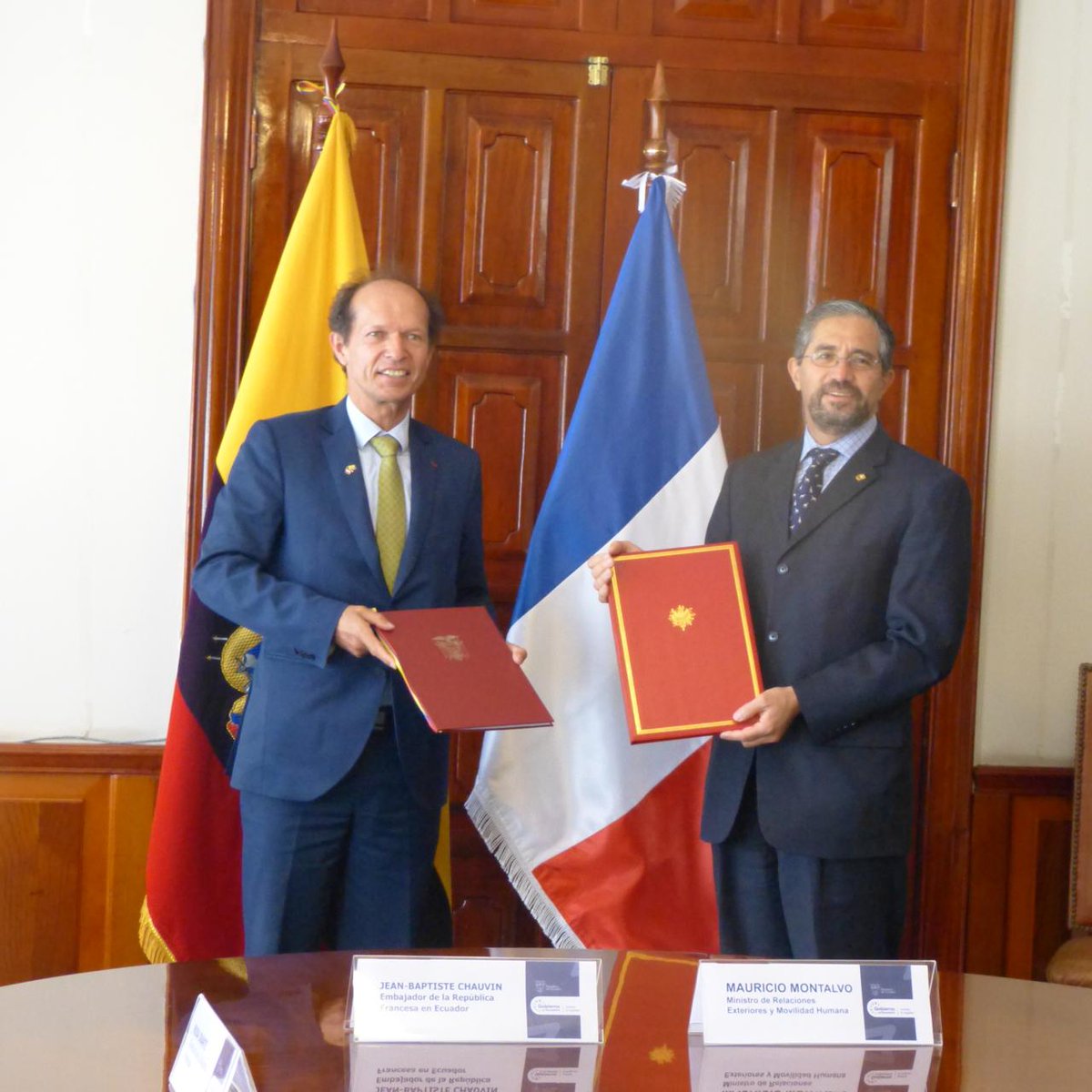 Hoy firmé con el Canciller <a href="/MMontalvoEC/">Mauricio Montalvo</a> <a href="/CancilleriaEc/">Cancillería del Ecuador 🇪🇨</a> un acuerdo bilateral "programa visas vacaciones y trabajo" que permitirá a jóvenes de entre 18 y 30 años permanecer hasta un año en 🇨🇵 o 🇪🇨 permitiéndoles trabajar para financiar su estadía. Un gran logro para la movilidad!
