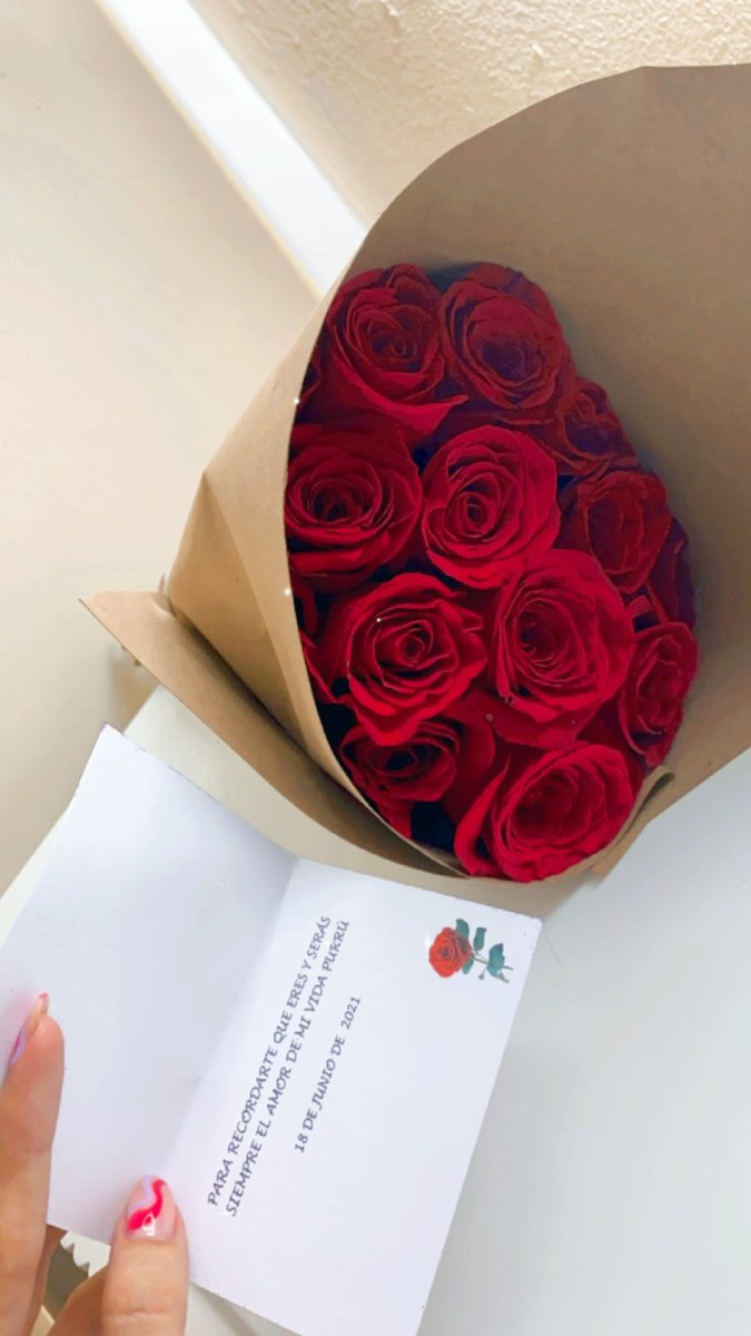 brengdlh_'s tweet photo. Hoy le dije que quería que me pidiera el cuadre de nuevo 😂 molestando!! Llego a mi casa y encuentro esta belleza 😍😍😍😭👈🏻 no lo supero!! TE AMOOO @felipecabrera97 https://t.co/ME3yIsqQxq