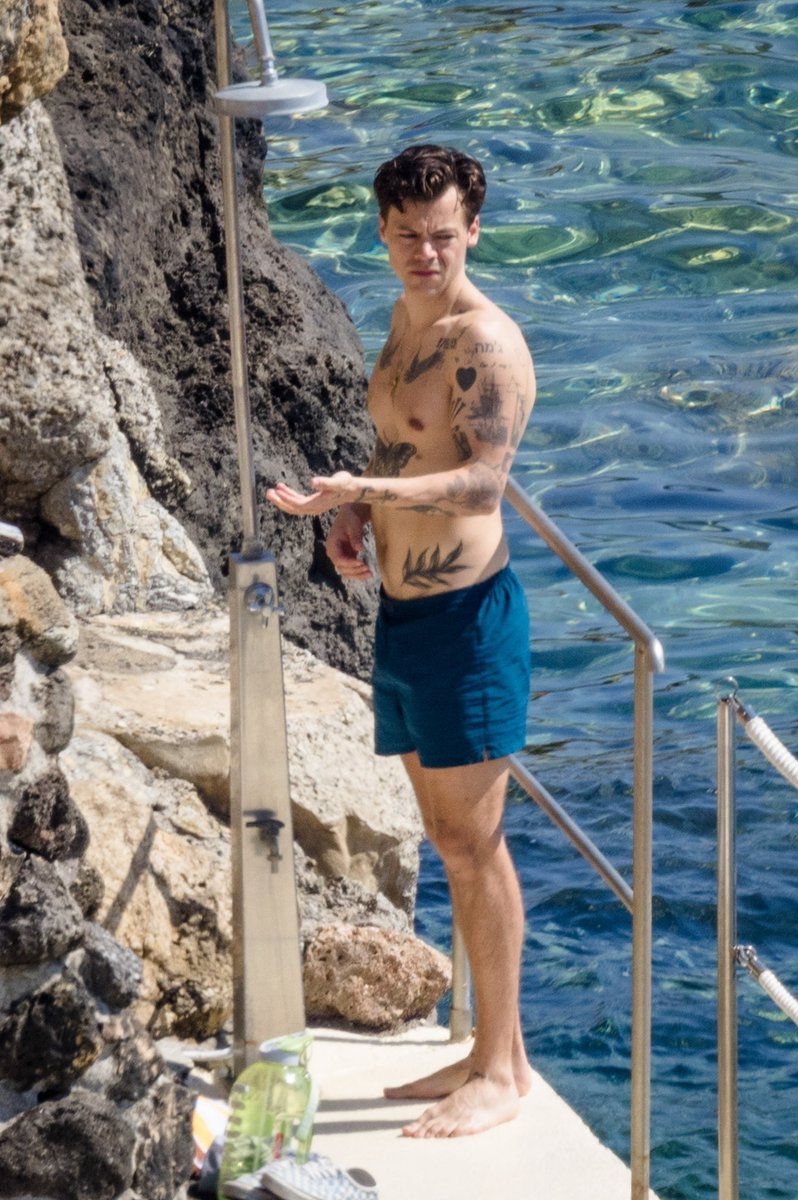 bestpicscouple's tweet photo. HARRY EN ITALIA 
LOS TATUAJES 
LOS LENTES DE SOL
SU PELO
QUE HERMOSO LUCE https://t.co/X5XadZ6yT2