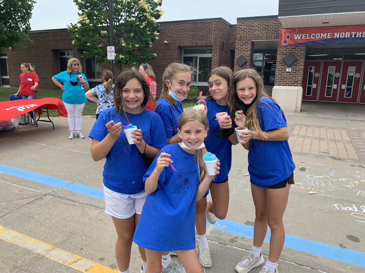 misszumbo's tweet photo. Thank you @PtaNorthside for putting on an awesome Grand Finale for our 5th graders today! 🎉 https://t.co/VGIU8woORz