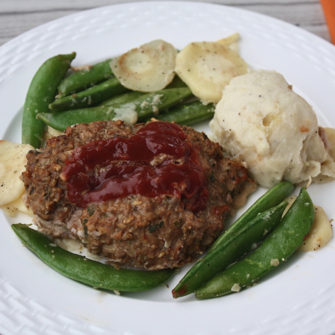 FarmToFit's tweet image. Meatloaf is pretty much America’s dinner darling &amp;amp; make no mistake, tonight’s Turkey Meatloaf will melt your heart. 🥰

A rich blend of herbs &amp;amp; spices is mixed into lean ground turkey that gets a spicy kick from a dash of Frank’s hot sauce + paprika. 🔥 #dinnerdoneright