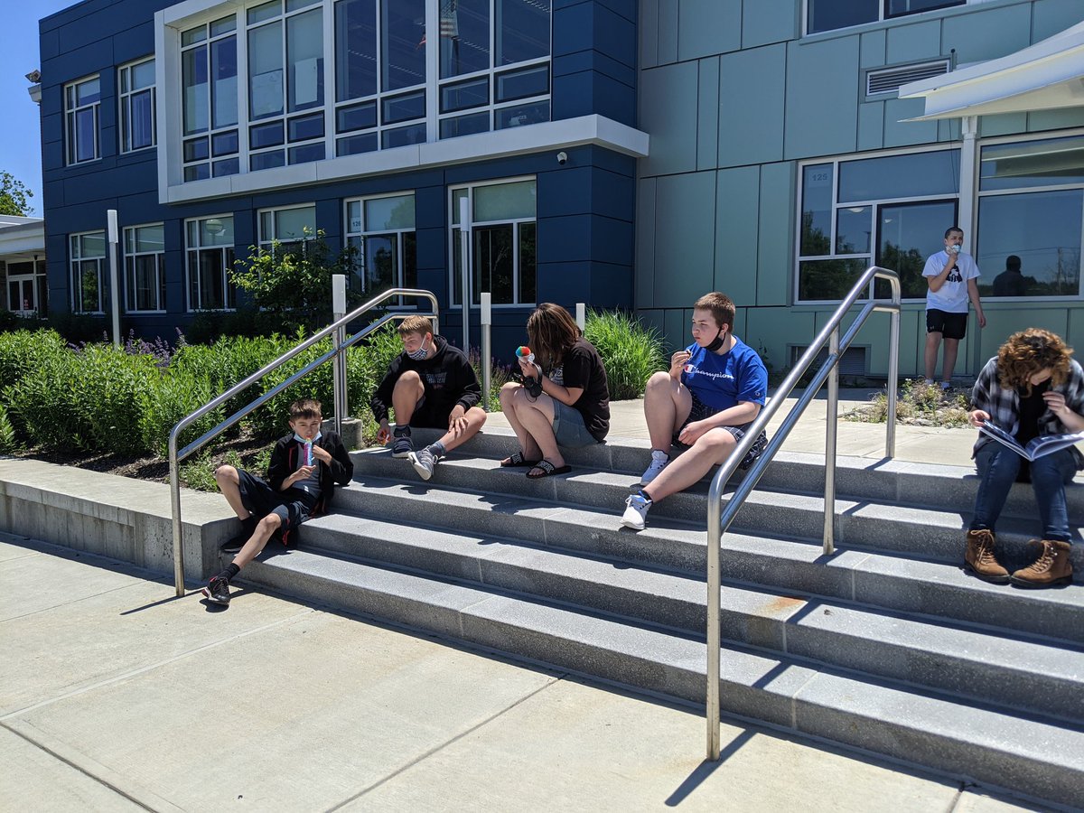 KakuleMrs's tweet photo. It's all fun and games until the ice cream truck breaks down in the bus loop at dismissal!! Thank you to Mr. Hanrahan and the parents who helped!@MapleHill_HS https://t.co/zN29a8Twsu
