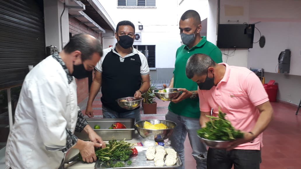 JorgeCorreaBet's tweet photo. Celebramos el Día del Padre al mejor estilo #CEFIT . Con Alegría compartimos una tarde de asado al barril con 25 padres de la administración . Agradecemos a la @AlcaldiaEnv por su confianza en nuestra institución. @braulioEMarquez #ahumadoreschaquiro https://t.co/fe3TOJr4DU