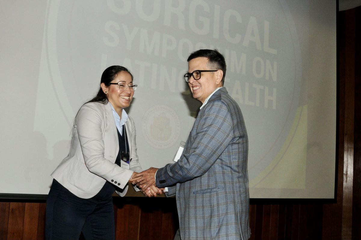 LatinoSurgery's tweet photo. #Flashback
📸 Dr. Numa Perez asked a question during our #SSLH
📸 Drs. Fernandez-Moure and Rodriguez Ortiz during an interlude
📸 Drs. Romero Arenas & Méndez share a moment of gratitude. #EndocrineSurgeon
📸 Drs. Cubano and Fernandez-Moure
#LatinxSurgery https://t.co/10j7QLp4Pl
