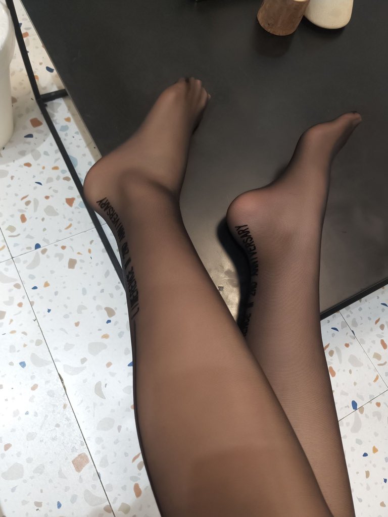 heisibot's tweet photo. #feet #foot #girl #pantyhose #footjob  #美脚 #美腿 #足交 #黑絲 https://t.co/NtRDOqyfl2