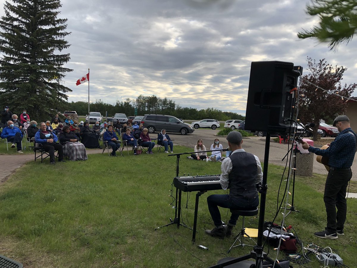 yktnartscouncil's tweet photo. Show number 4! Thanks to @tourismyorkton for letting us use their lawn tonight!
If you haven’t registered for tomorrow afternoon’s show yet email Marc at performingarts@yorktonarts.ca
#yorkton #yorktonsk #yorktonsask #yorktonsaskatchewan #saskmusic #sask #saskatchewan #osac https://t.co/w7TYPLM82s