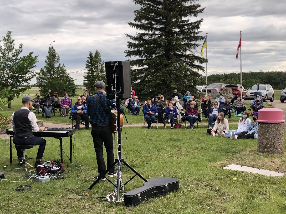 yktnartscouncil's tweet photo. Show number 4! Thanks to @tourismyorkton for letting us use their lawn tonight!
If you haven’t registered for tomorrow afternoon’s show yet email Marc at performingarts@yorktonarts.ca
#yorkton #yorktonsk #yorktonsask #yorktonsaskatchewan #saskmusic #sask #saskatchewan #osac https://t.co/w7TYPLM82s