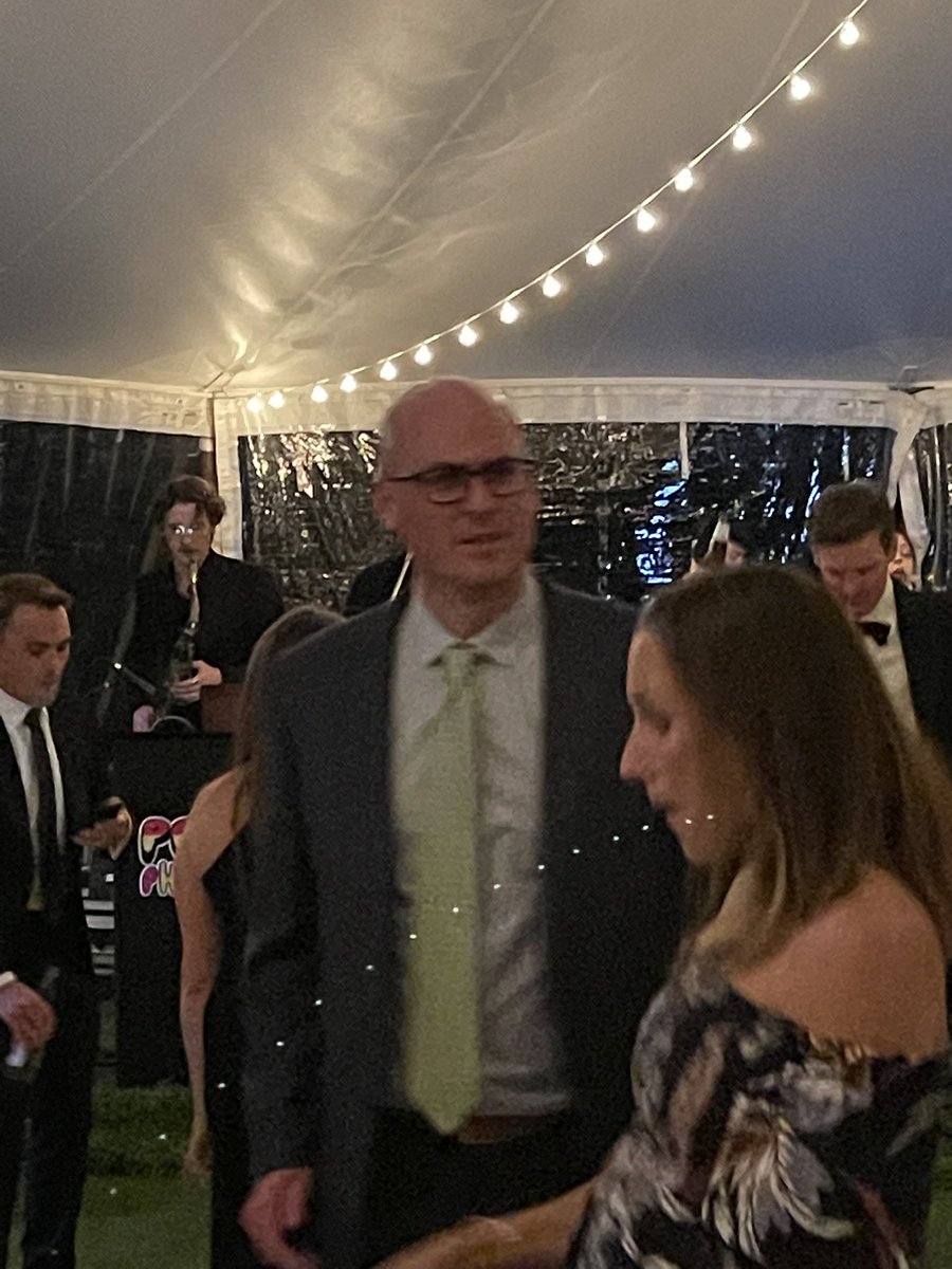 StoneVan20's tweet photo. @notthefakeSVP thanks for coming to the wedding https://t.co/ekJcaSFOkD