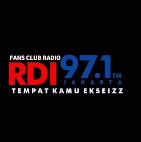 Weekendnya di rmh aja sambil dengarin 📻 kesayangan aku 😍