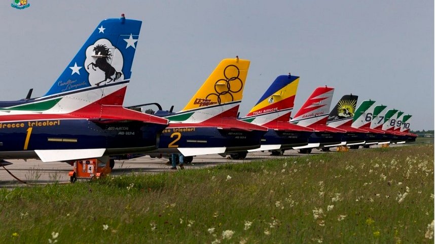 Frecce Tricolori, beş uçağını 60. yıla özel boyadı #aerobaticteam #freccetricolori #havaakrobasi #italyanhavakuvvetleri #italian #AirForce 
haberola.com.tr/?p=61584