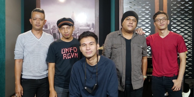 Rekrut Vokalis Baru, The Jawara Ganti Nama Jadi VLOG Sekaligus Kenalkan Single baru 'Rahasia Indah': Lagu Rahasia Indah dirilis di bawah naungan GMI Records. dlvr.it/S21yG1