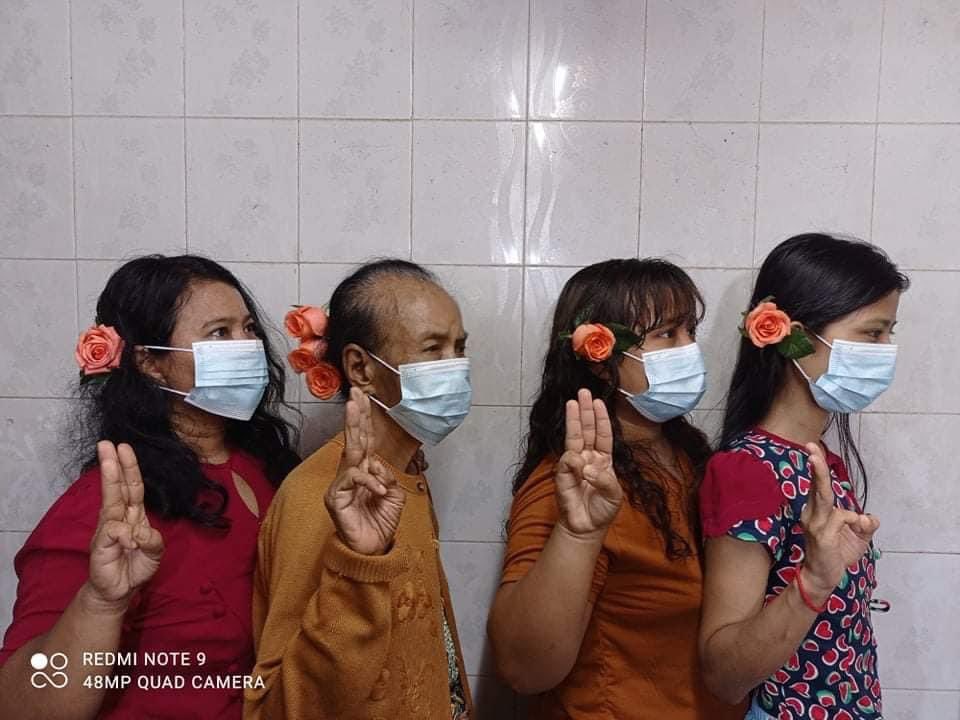 Shoon_Naing's tweet photo. There’s a saying in Myanmar “still wearing the flower” which means one is still fine and still beautiful and not being affected. Myanmar protesters are staging flowers strike intended for state counselor Aung San Suu Kyi’s birthday. 
#WhatsHappeningInMyanmar 
#June19Coup https://t.co/CBEPlevjOf