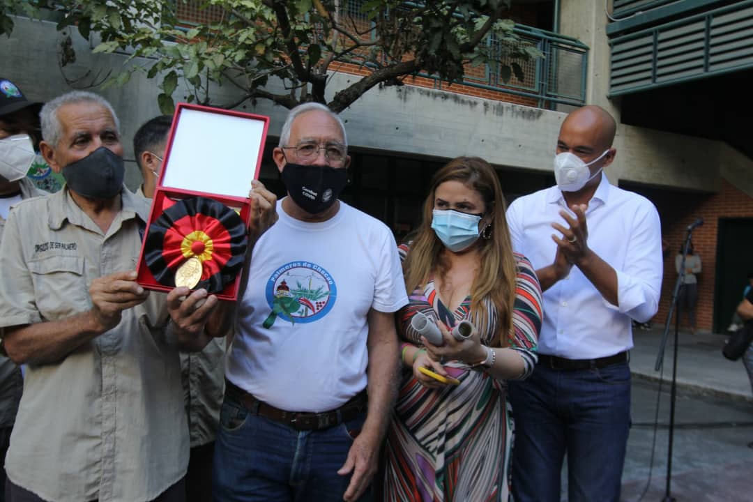 Qué orgullo entregar hoy a nuestros Palmeros de Chacao el Certificado enviado por la UNESCO que los acredita como Patrimonio Inmaterial de la Humanidad a favor de las Buenas Prácticas. La belleza y la riqueza de nuestro estado está en la diversidad cultural de su gente. (1)#18Jun