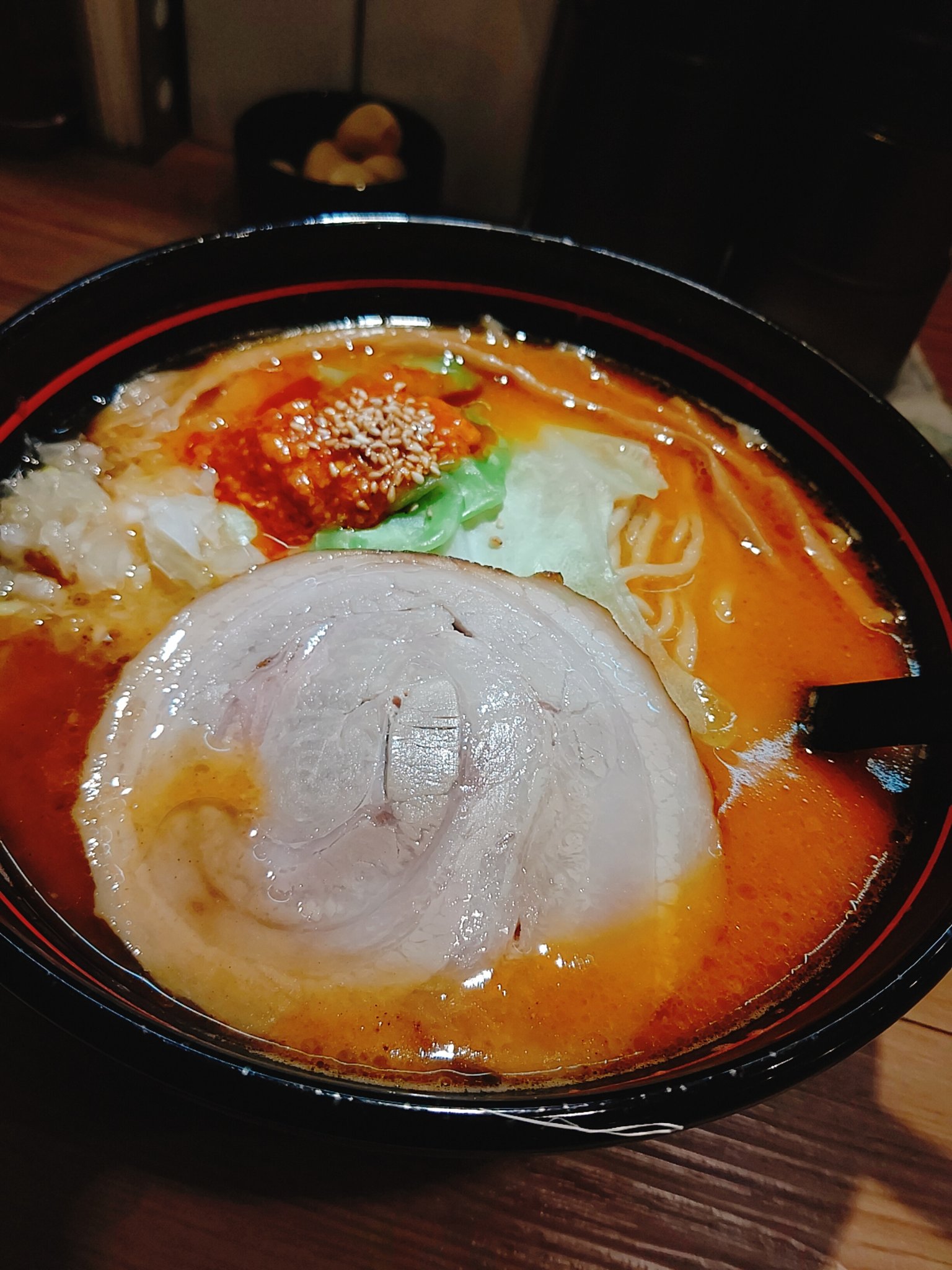 Tarｰkun ラーメン火ノ鷺 ヒノトリラーメン 17年にオープンした盛岡市の はなみち 出身のラーメン屋 モチッとした平打ち麺にまろやかでトロミのある味噌 トッピングの辛味噌を溶かすと辛さと痺れが現れる メニューには煮干しで有名なシロクロやはな