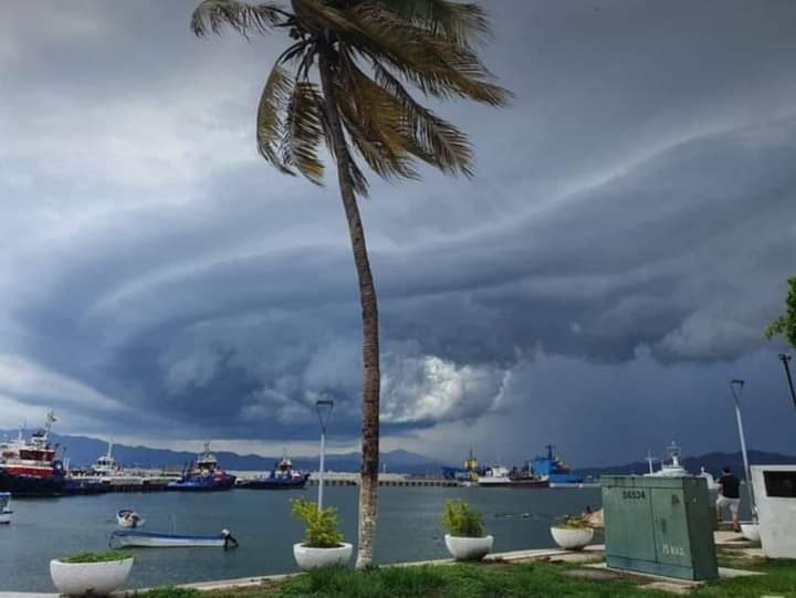 webcamsdemexico's tweet photo. De película... 
#Manzanillo está tarde.

Vía: @majohdzb.
https://t.co/1YgccSIcqI