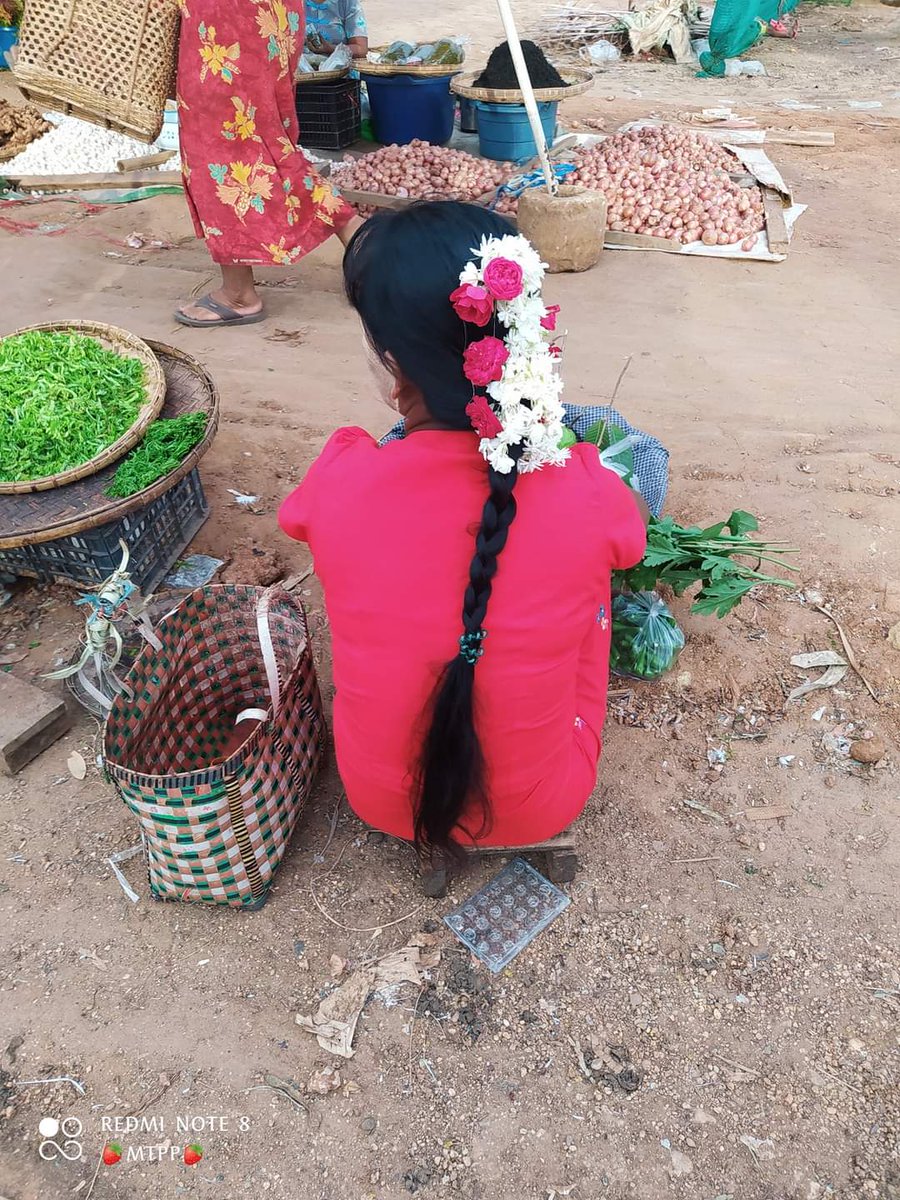 Ordinary people in the market participating in flower strike in honour of DASSK's birthday. Adorable 🥰
#SaveMyanmarDemocracy 
#FlowerStrike 
@freya_cole @MayWongCNA @CNN @FoxNews #msnbc
