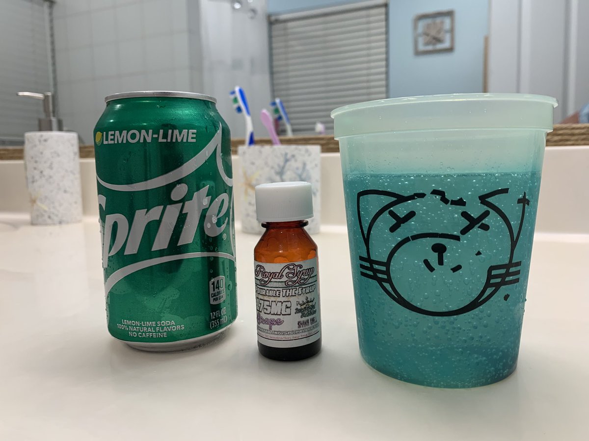 PhilthyWook's tweet image. 175mg THC lean in my kissland cup. Happy weekend everyone. Badass color changing cup courtesy of @gixorgiarose She always come through with that fire XO merch, check her store out. #thc #kissland #theweeknd #fridaynight