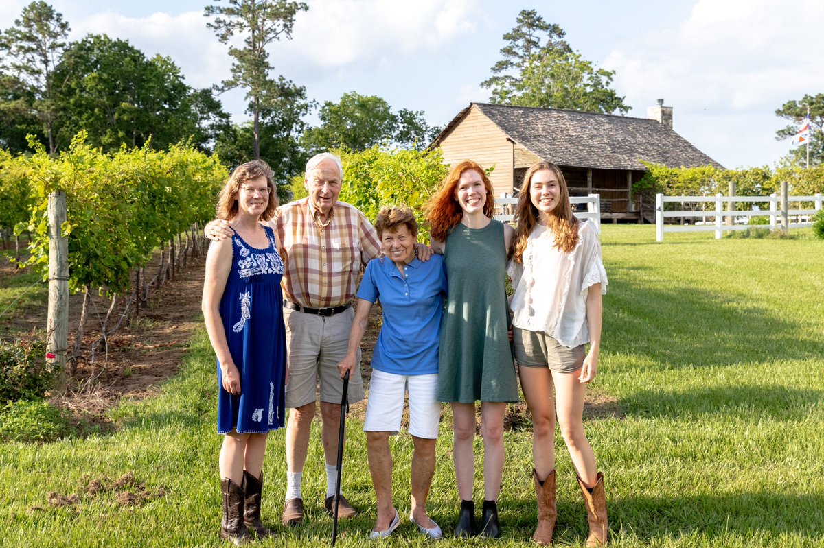 SamPLeonard's tweet photo. This moment brought to you by vaccines ☺️

A mini road trip through Texas to visit family and friends I hadn’t seen in 2+ years was just what I needed to fill my cup before residency starts Monday (!!) https://t.co/IDKJsSZHDj