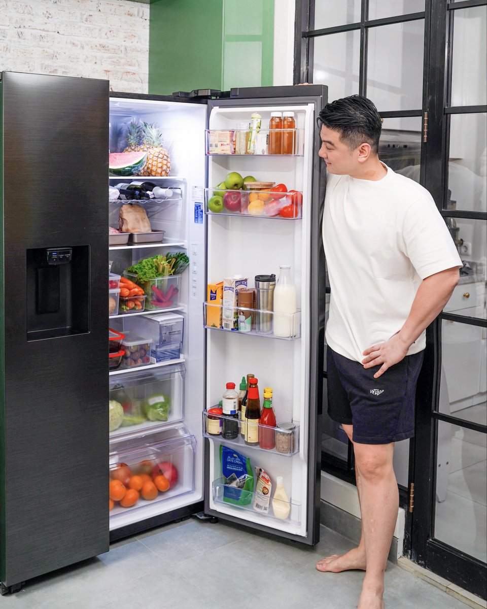 samsungID's tweet image. Let’s take a peek into chef Arnold&apos;s new refrigerator, shall we? 👀

Yes, more groceries can be stored! The best part is, all of those fresh ingredients are fits and well organized inside our #SidebySideRefrigerator with SpaceMax™️technology.

Get now at Samsung.co.id
