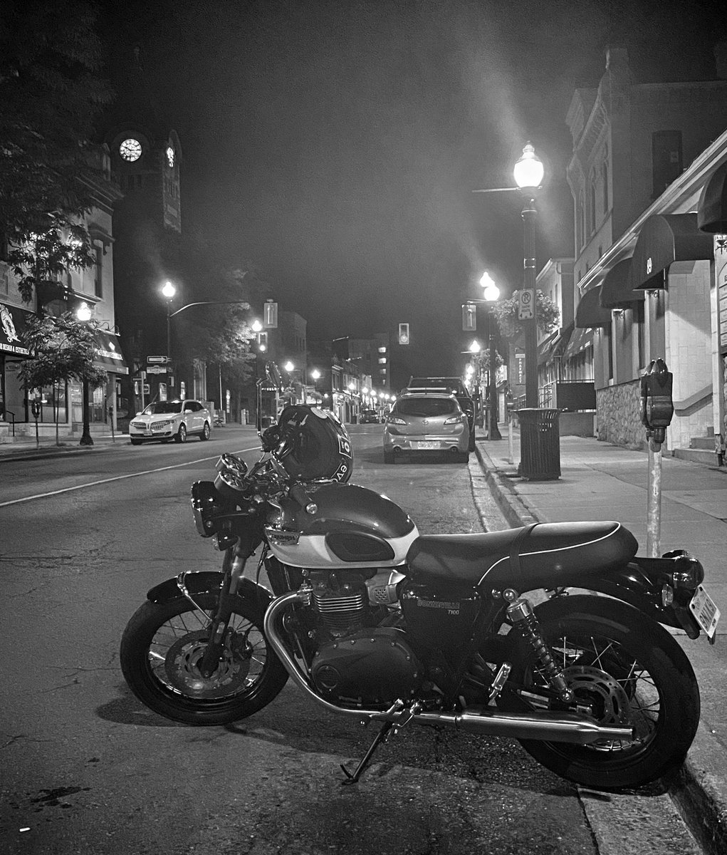 Night rip😮 #bliss #riding #freedom #motorcycles #nightriding  #triumpht100bonneville #triumph #triumpht100 #blackandwhite #blackandwhitestreetphotography #streetphotography #monochrome #bw #city #citylights