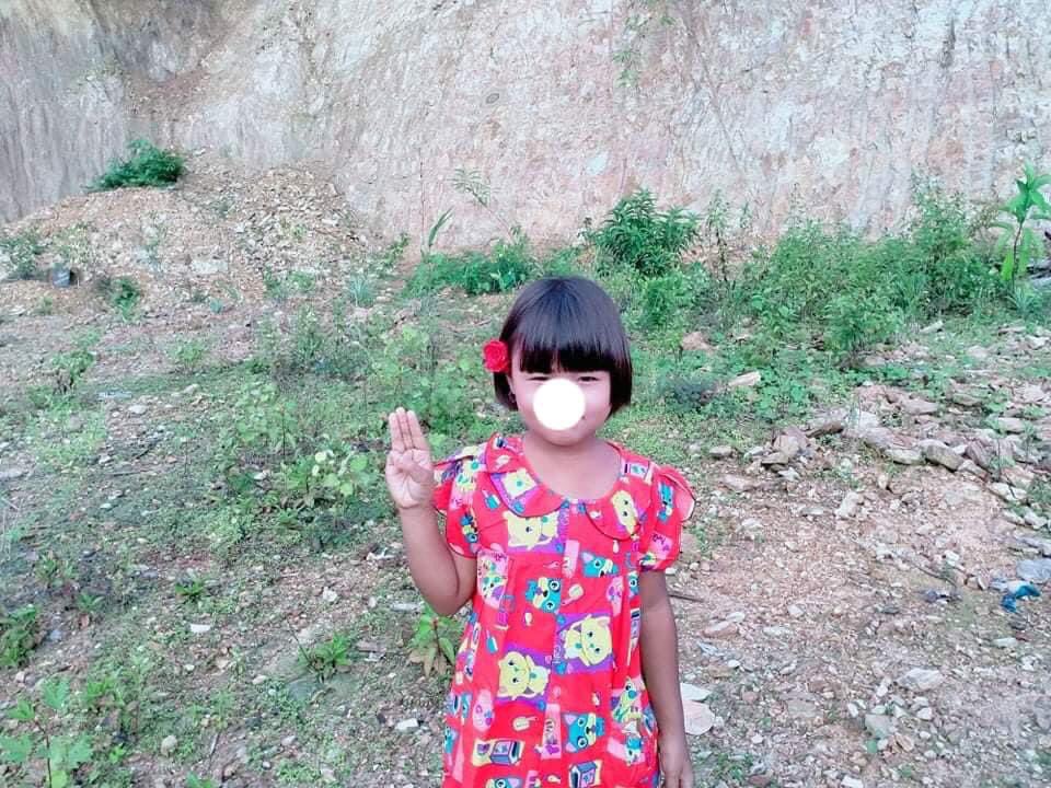 A group of young people staged a flower strike to mark the Daw Aung San Suu Kyi's 76th birthday in southern part of Thayet Chaung Township on June 19. #WhatsHappeningInMyanmar #June19Coup #MilkTeaAlliance  #76FlowerStrike