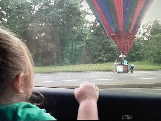 KLTV7's tweet photo. CHECK THIS OUT: Hot air balloon pilots forced to land in Longview traffic: https://t.co/xrZcZyMT1K #longviewtx #greattexasballoonrace #funflight #hotairballoons #emergencylanding https://t.co/RljBE5IrZ9