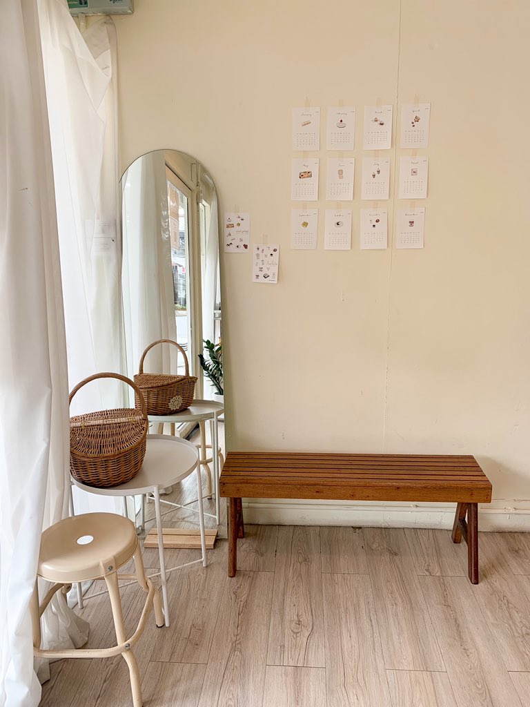 aearReview's tweet image. 𝐛𝐮𝐭𝐭𝐞𝐫𝐫𝐨𝐨𝐦 🥤คาเฟ่น่ารักๆย่านทาวน์อินทาวน์ ขับรถผ่านร้านคือสะดุดตามาก ร้านเล็กๆ แต่ทุกมุมของร้านคือถ่ายรูปได้หมด รับรองได้รูปชิคๆ แน่นอน ร้านมีเมนูเครื่องดื่ม ขนมปังปิ้งให้เลือกทาน เราลองโกโก้เข้มข้น อร่อยมาก♡
🏡 หน้า the scene ติดถนน
@aroii #อร่อยบอกต่อ #รีวิวคาเฟ่