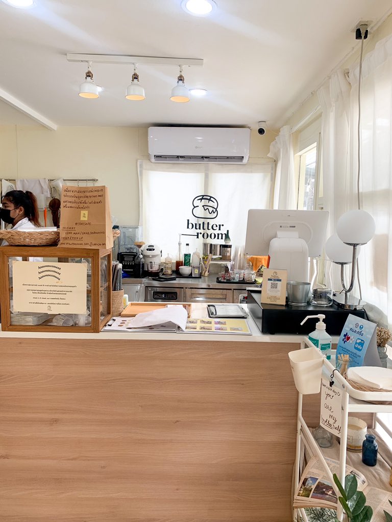 aearReview's tweet image. 𝐛𝐮𝐭𝐭𝐞𝐫𝐫𝐨𝐨𝐦 🥤คาเฟ่น่ารักๆย่านทาวน์อินทาวน์ ขับรถผ่านร้านคือสะดุดตามาก ร้านเล็กๆ แต่ทุกมุมของร้านคือถ่ายรูปได้หมด รับรองได้รูปชิคๆ แน่นอน ร้านมีเมนูเครื่องดื่ม ขนมปังปิ้งให้เลือกทาน เราลองโกโก้เข้มข้น อร่อยมาก♡
🏡 หน้า the scene ติดถนน
@aroii #อร่อยบอกต่อ #รีวิวคาเฟ่