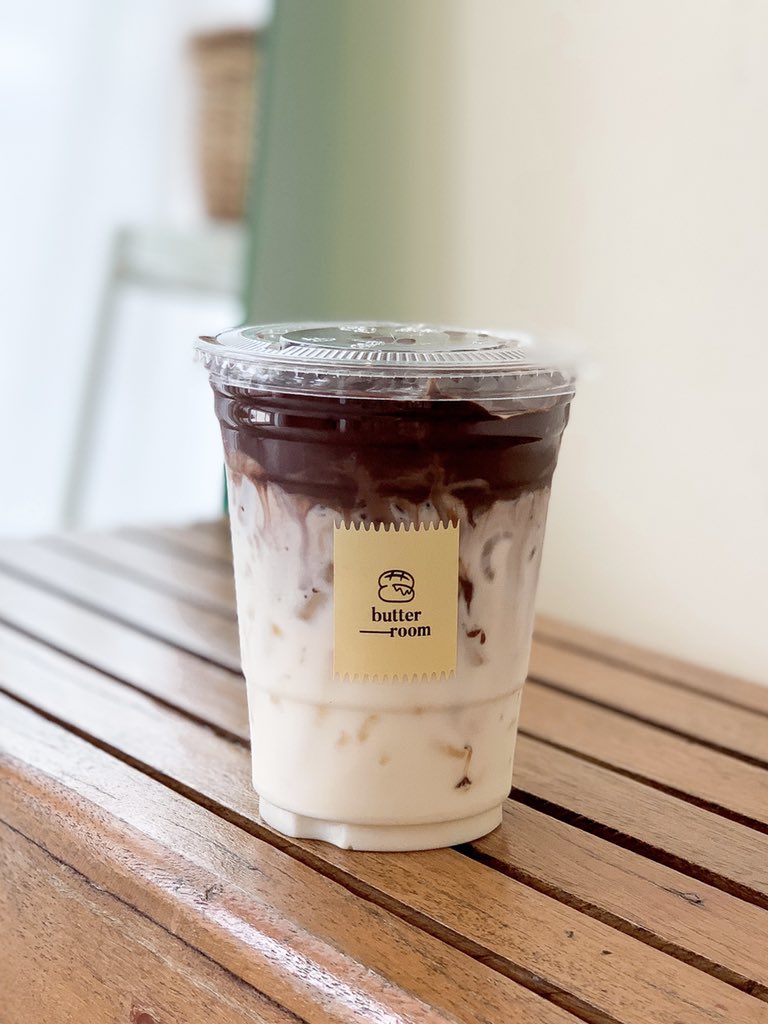 aearReview's tweet image. 𝐛𝐮𝐭𝐭𝐞𝐫𝐫𝐨𝐨𝐦 🥤คาเฟ่น่ารักๆย่านทาวน์อินทาวน์ ขับรถผ่านร้านคือสะดุดตามาก ร้านเล็กๆ แต่ทุกมุมของร้านคือถ่ายรูปได้หมด รับรองได้รูปชิคๆ แน่นอน ร้านมีเมนูเครื่องดื่ม ขนมปังปิ้งให้เลือกทาน เราลองโกโก้เข้มข้น อร่อยมาก♡
🏡 หน้า the scene ติดถนน
@aroii #อร่อยบอกต่อ #รีวิวคาเฟ่