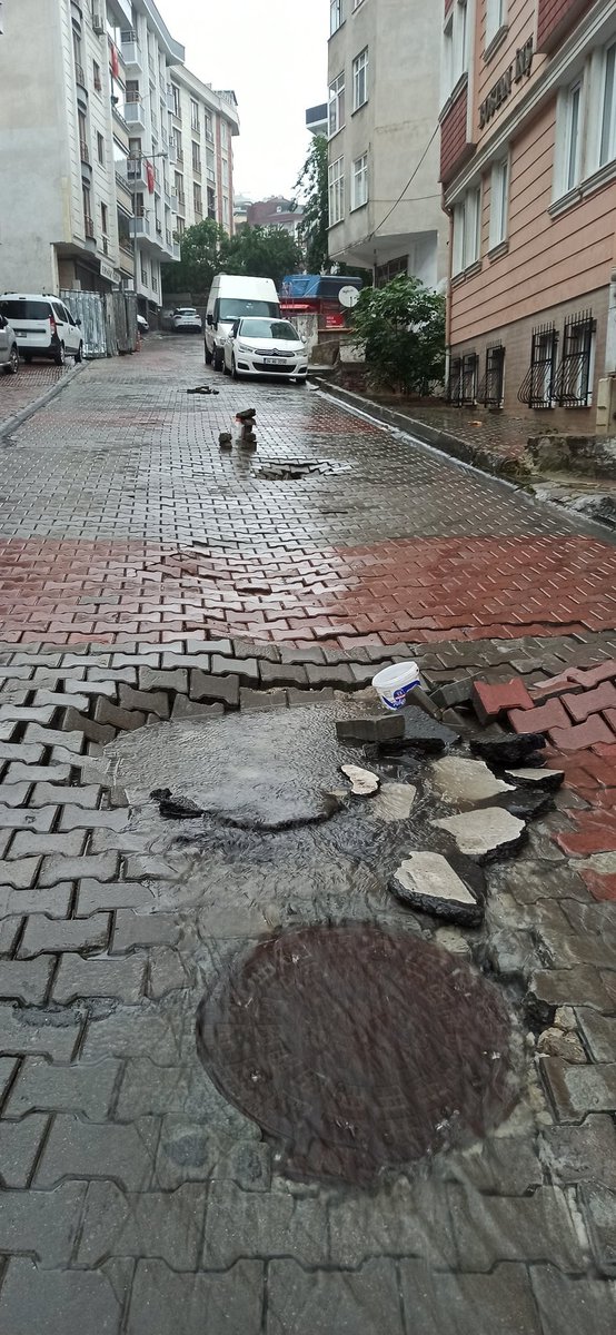 <a href="/eyupbelediyesi/">Eyüpsultan Belediyesi</a> evlicebaba tekke sokakno 55
Yol çökmüş