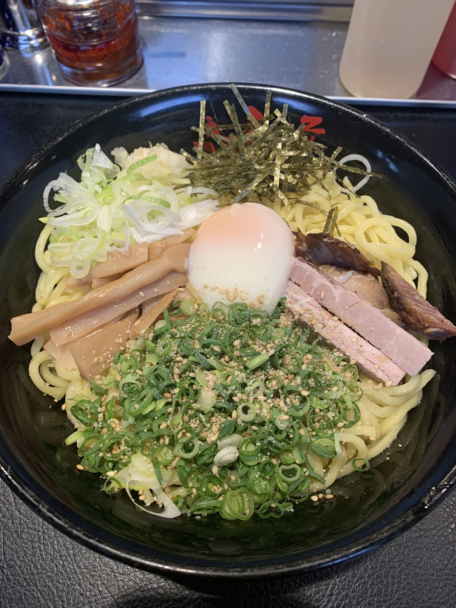 今日何食べた 高円寺駅 東京油組総本店 高円寺組さんの W盛りaトッピング ネギと温玉は自分的必須のトッピング そこにたっぷりとタマネギを加え 少量の辣油を混ぜれば幸せの完成 お試しを 東京油組総本店 油そば T Co Svtj2zdqw5 Twitter