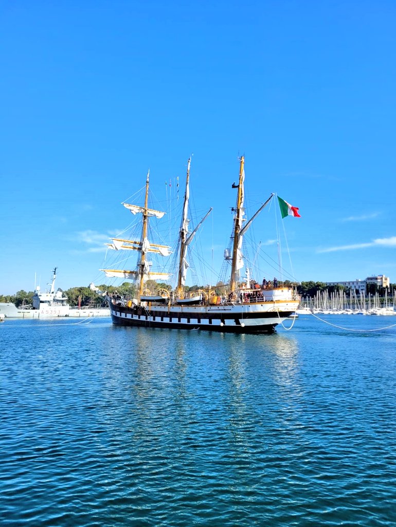 FlMichele69's tweet photo. Special guest today for the Naval Base of #Brindisi:
Training Ship ⛵ Palinuro A5311
#ItalianNavy🇮🇹
Built: Nantes 1925🇨🇵
Service:1955-present🇮🇹
The ⛵ is current engaged with the training cruise of the students of the #MorosiniNavalCollege #Venice
@ItalianNavy
@guardiacostiera https://t.co/FP4Tcwhfrj