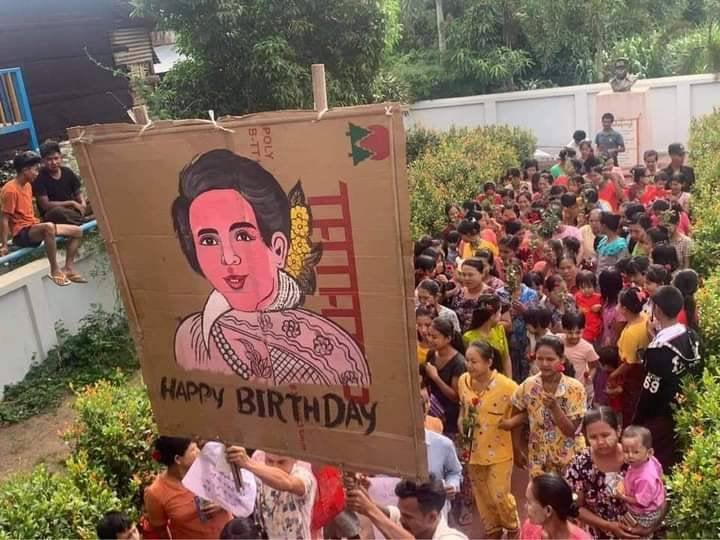 Myanmar_Now_Eng's tweet photo. More scenes from the nationwide "Flower Strike" commemorating Aung San Suu Kyi's 76th birthday on Saturday. https://t.co/qHHB2ZGVxV