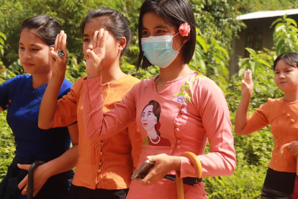 Myanmar_Now_Eng's tweet photo. More scenes from the nationwide "Flower Strike" commemorating Aung San Suu Kyi's 76th birthday on Saturday. https://t.co/qHHB2ZGVxV