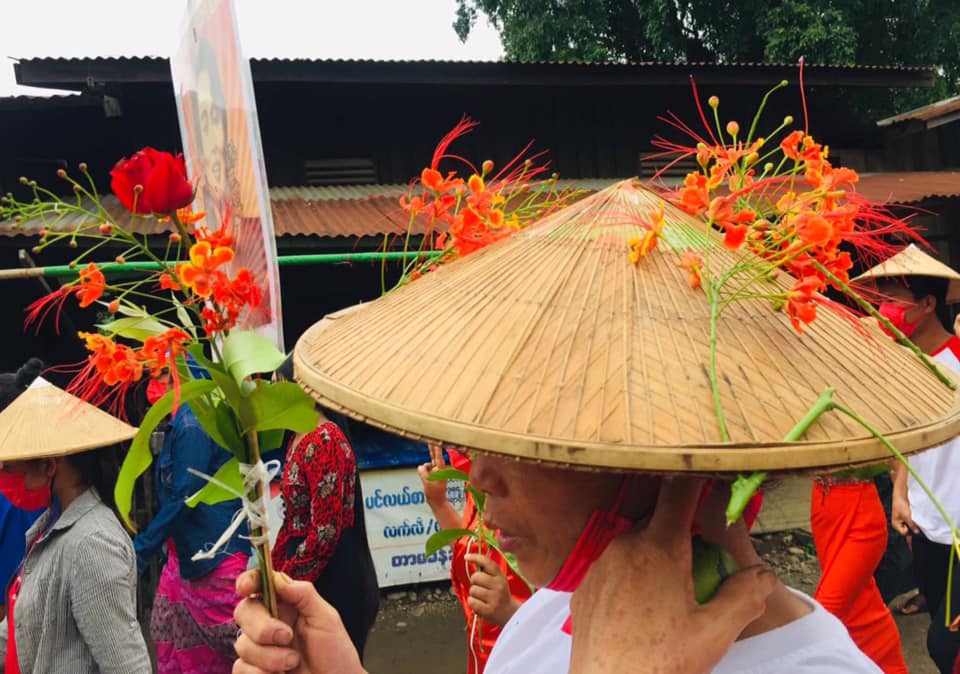 Myanmar_Now_Eng's tweet photo. More scenes from the nationwide "Flower Strike" commemorating Aung San Suu Kyi's 76th birthday on Saturday. https://t.co/qHHB2ZGVxV