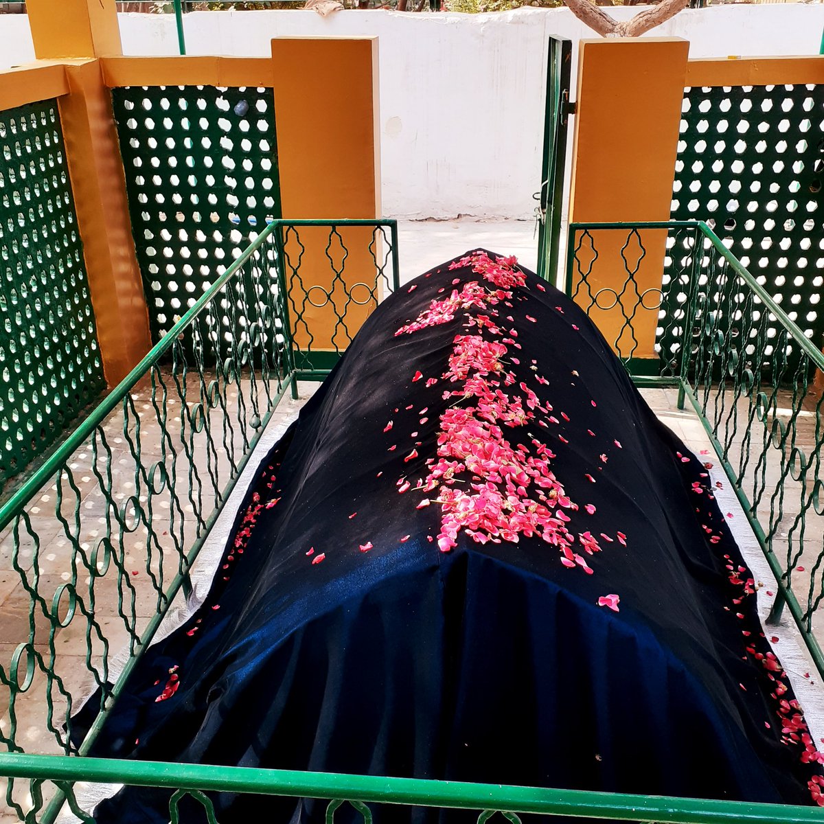 Aasif_Dehlwi's tweet photo. #Post_11 #Dargah
Hazrat Khwaja Shaykh Ruknuddin Firdausi
#RadiAllahuAnhu ❤
📍Pocket B Siddhartha Extension Kilokari New #Delhi
@Aasif_Wahidi 👈
#Retweet #Khwaja #Ruknuddin #Firdausi https://t.co/qscioujYxW