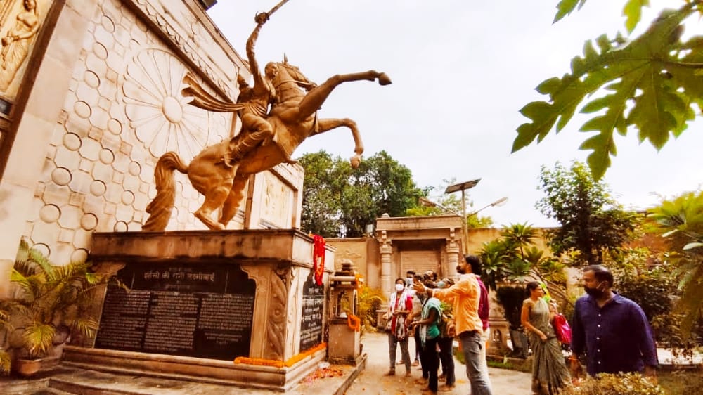 काशी प्रान्त में काशी महानगर के कार्यकर्ताओं ने भारतभूमि को गौरवान्वित करने वाली महान विरांगना महारानी लक्ष्मीबाई जी की जन्मस्थली अस्सी घाट, वाराणसी में उनकी पुण्यतिथि पर पुष्पार्चन कर उनके बलिदान को याद किया। https://t.co/caPICDv68W