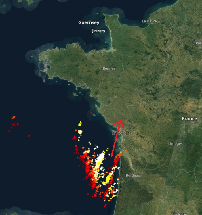 [19/06] ⚡️Des cellules orageuses commencent à s'allumer au large de la Charente et de la Vendée. Les orages devrait concerner entre autres les Pays de la Loire et la Bretagne aujourd'hui #orages #mayenne #mayenneorages