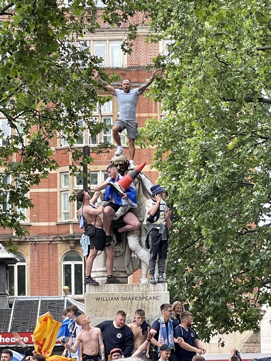 Scotland fans taking over Leicester Square yesterday. 

#Scotland #TartanArmy 🏴󠁧󠁢󠁳󠁣󠁴󠁿🏴󠁧󠁢󠁳󠁣󠁴󠁿