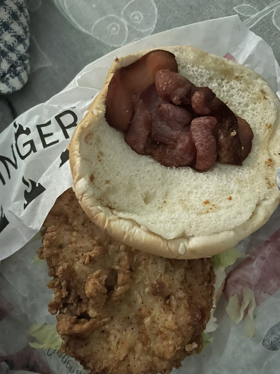 AR0D_1's tweet photo. @KFCAustralia this bacon 🥓 has seen better times 🤦🏽‍♂️🤦🏽‍♂️#kfc https://t.co/zWcb5Zg7dy