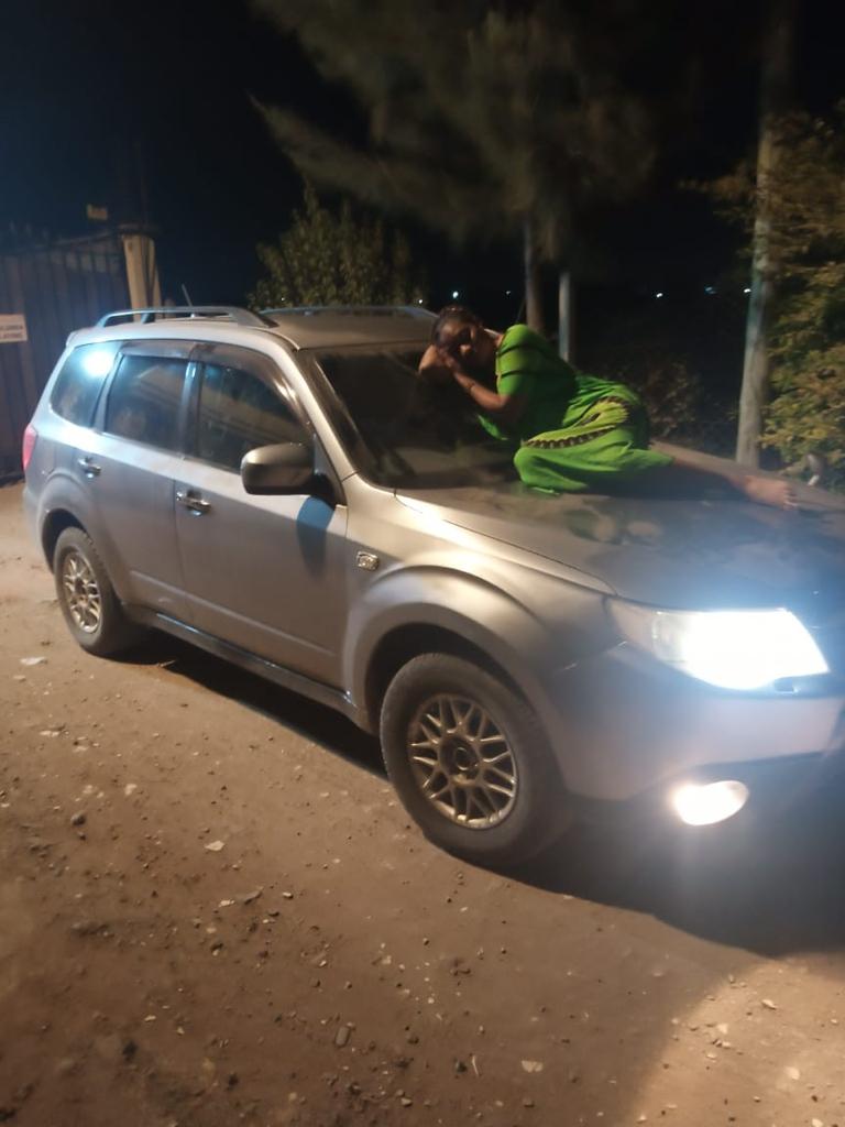 TheOkinda's tweet photo. Yesterday at ungodly hours a young man left his house in Syokimau. ..and then, the wife jumped on top of the  bonnet just when a man was driving out. The guards called the cops. The man told cops, “Wacha nilale hata kama ni kwa jela lakini kwangu sirudi.” https://t.co/9lHnyxq6oR