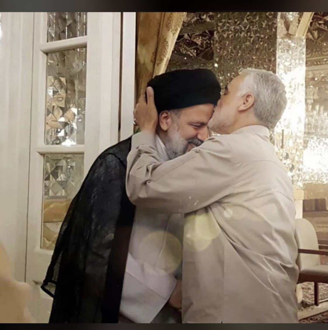 RawaneSb's tweet photo. أتردد كثيراً ... أقرأ ، أحاول فهم الأمور قبل أن أقع في فخ الأسماء ... فلا أريد أن أغني " يا مرحباً " ثم أقضي الوقت اللاحق في محو شرائط ذلك اللحن من ذاكرتي ...

و أثناء بحثي  عن الجواب ، أرى خَتمُ الموافقة ممهوراً بقبلة جبين ♥️

#سلامٌ_على_ابراهيم و على قلوبنا المشتاقة https://t.co/zHzZOEqbLr
