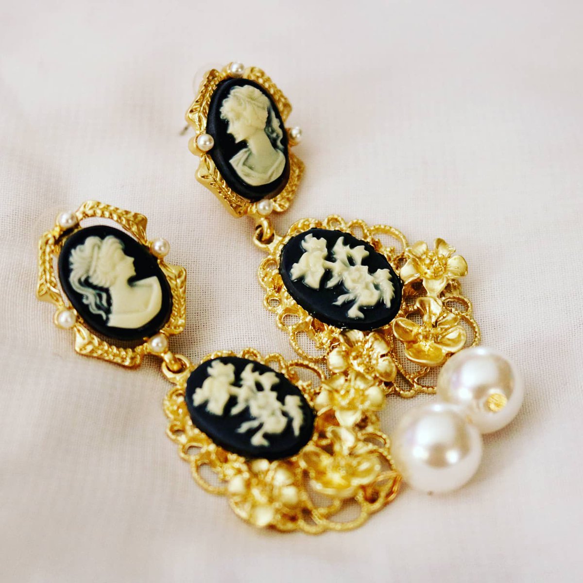 JewelryMughal's tweet photo. Adding to the #CameoCollection stud earrings with two cameo's embellished with a single pearl.
Price PKR 2,050/-
Payment options include Easypaisa, Jazz Cash PayPal and COD within Pakistan
#GlamorousQueen👄🔥 #VictorianVibes https://t.co/GQ2pn8pgPF